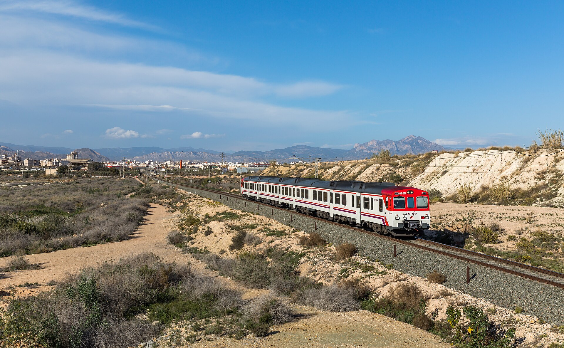 Un tren Cercanías de la serie 593 (el n.º 593 068) circula entre la Universidad de Alicante y Alicante-Terminal.