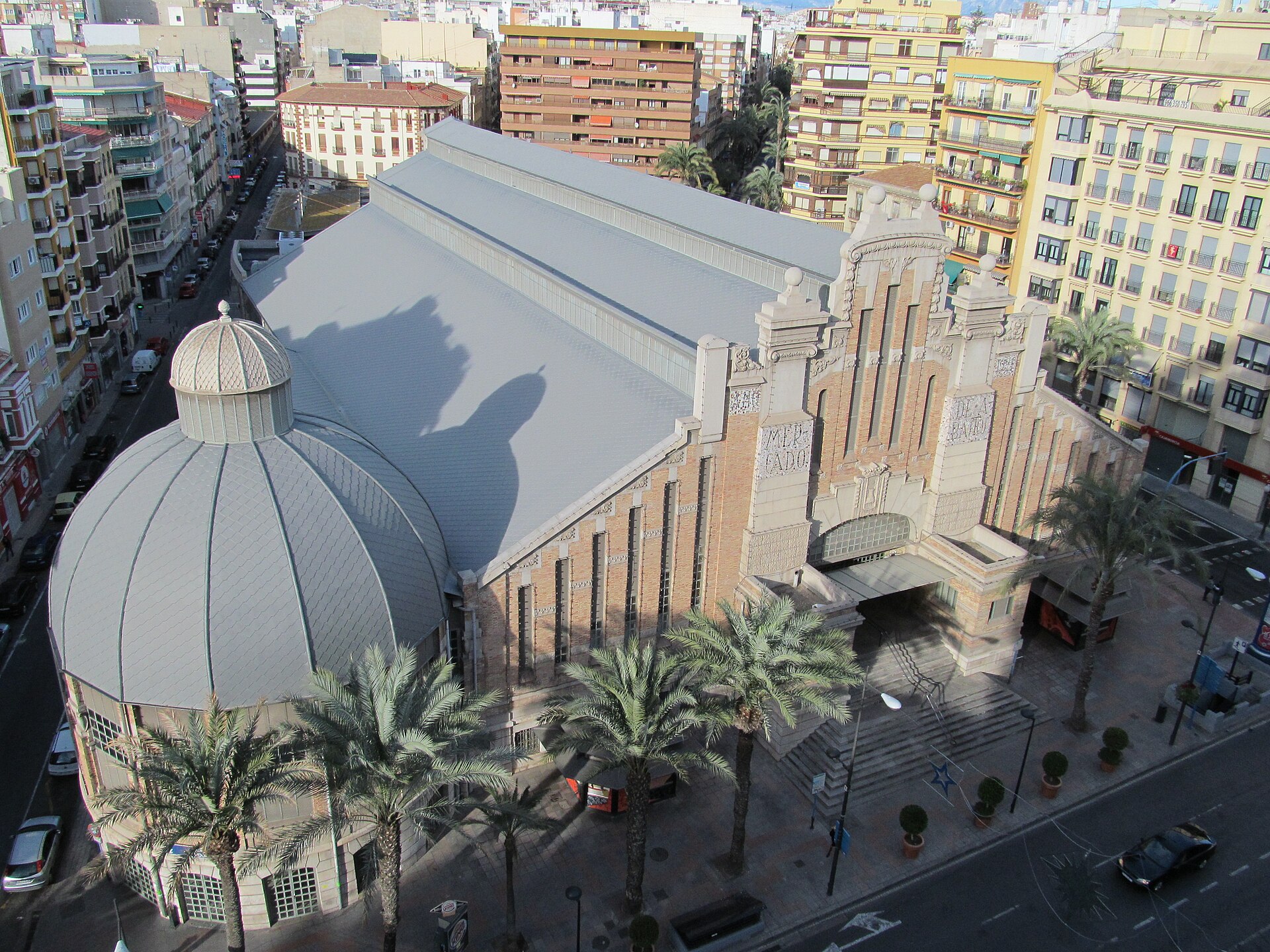 Mercado Central de Abastos de Alicante. Situado en la Avenida Alfonso X el Sabio, es un edificio de estilo ecléctico con ornamentos modernistas . Proyectado por el arquitecto Enrique Sánchez Sedeño y construido en 1921 por el arquitecto Juan Vidal Ramos.