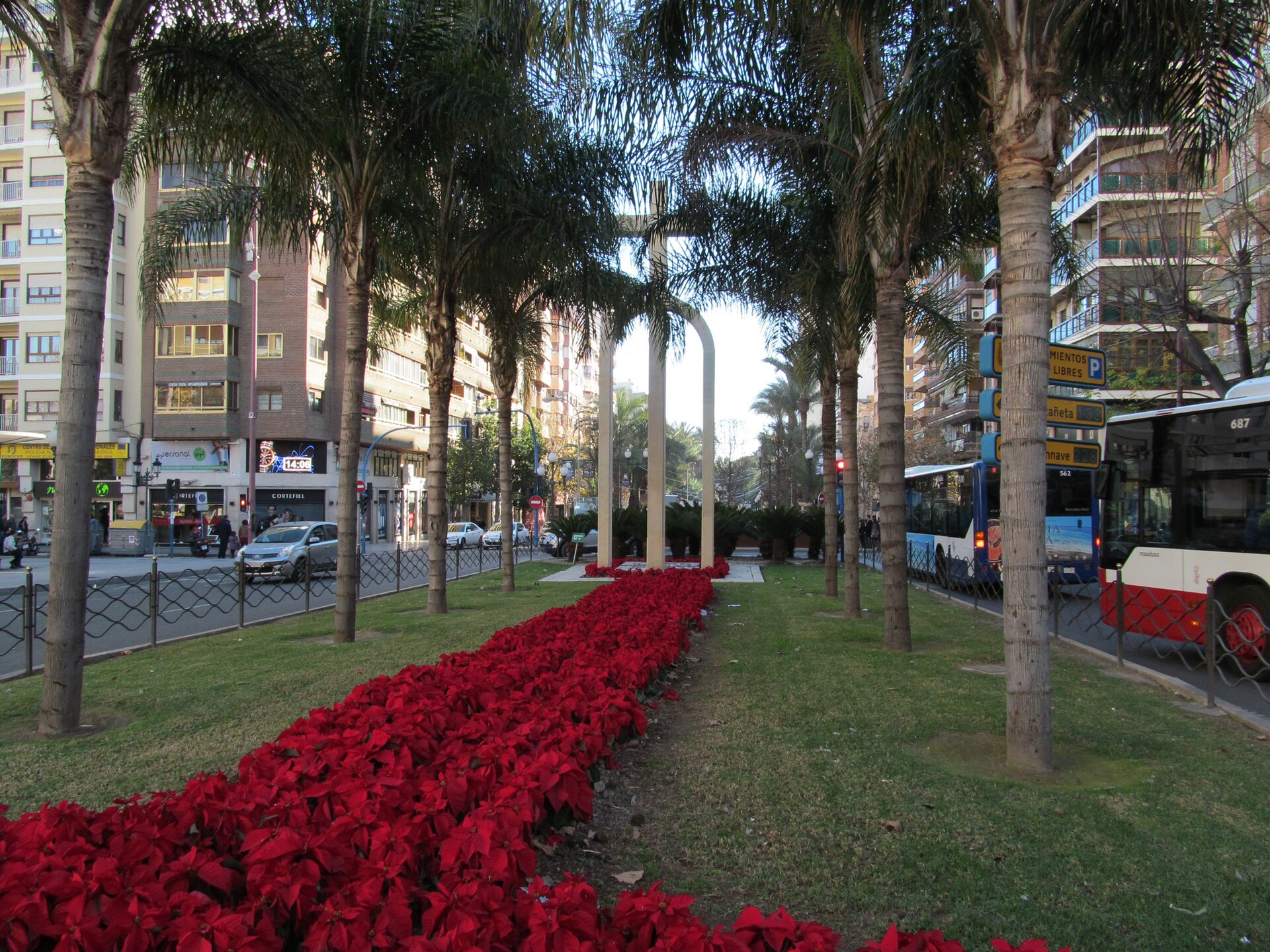 Este polémico monumento proyectado en 1939 por el arquitecto municipal Miguel López; fue inaugurado el 9 de junio de 1940 y dedicado a los "CAIDOS POR DIOS Y POR ESPAÑA".  
En 1987 se modificó esta inscripción pasando a dedicarse el monumento a todos los caídos en la guerra civil con su nuevo significado: «1936-1940. A TODOS LOS HOMBRES Y MUJERES QUE MURIERON EN DEFENSA DE SUS IDEALES».