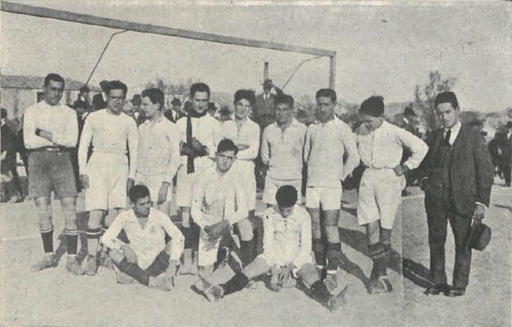 Alineación del Cartagena Foot-ball Club durante uno de los tres partidos jugados a principios de febrero de 1920 contra el Club Natación Alicante, durante el Campeonato de Levante de fútbol.
Se trata de la primera fotografía conocida del Cartagena FC, y gracias a la investigación de Domingo López Castiñeyras, ha podido situarse en el antiguo campo de La Viña –ahora Plaza de Florida-La Viña, Alicante– e identificarse a los jugadores.