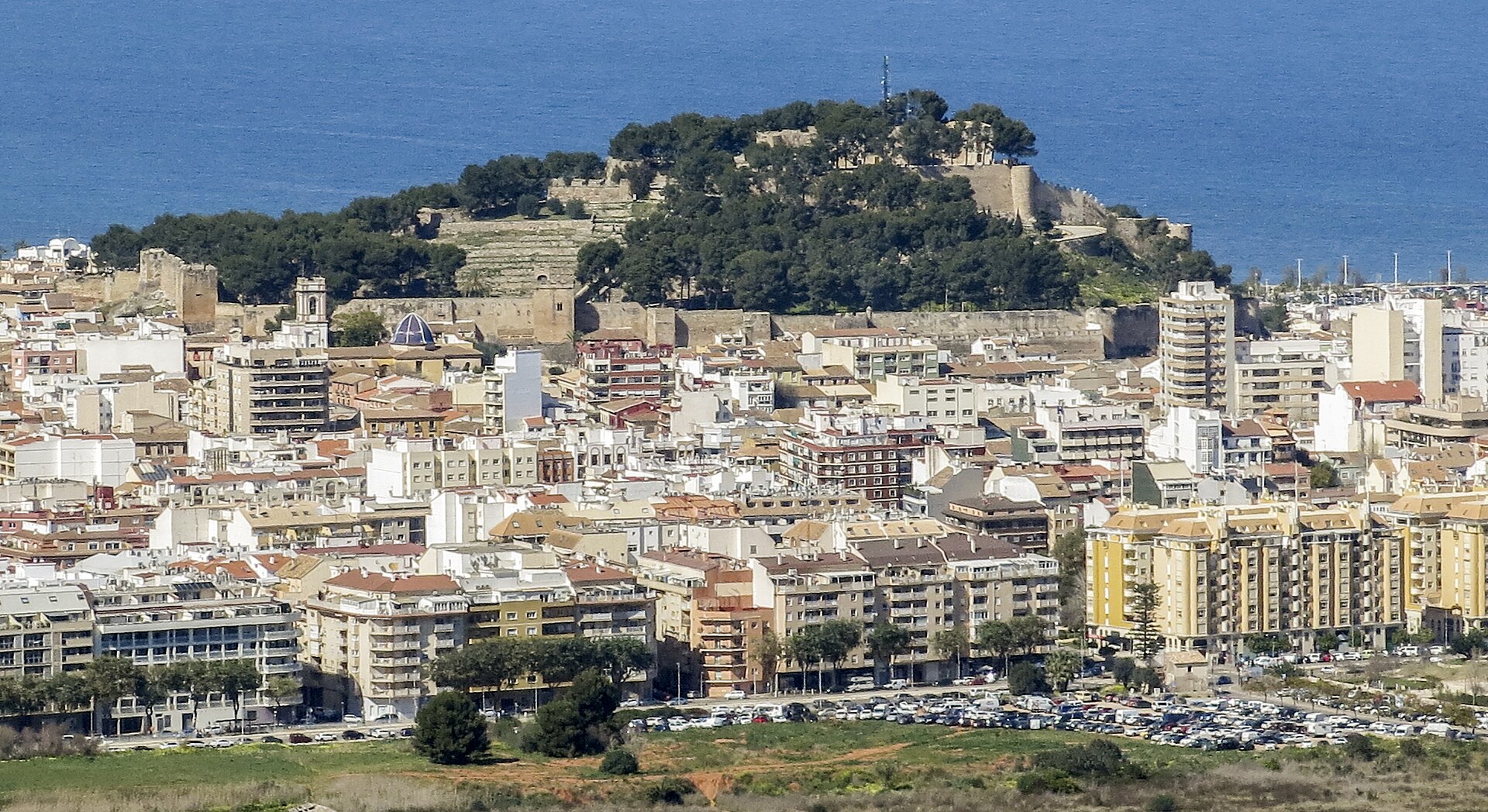 Dénia és una ciutat del País Valencià, capital de la comarca de la Marina Alta i també de la comarca històrica del Marquesat de Dénia. (Viquipèdia)