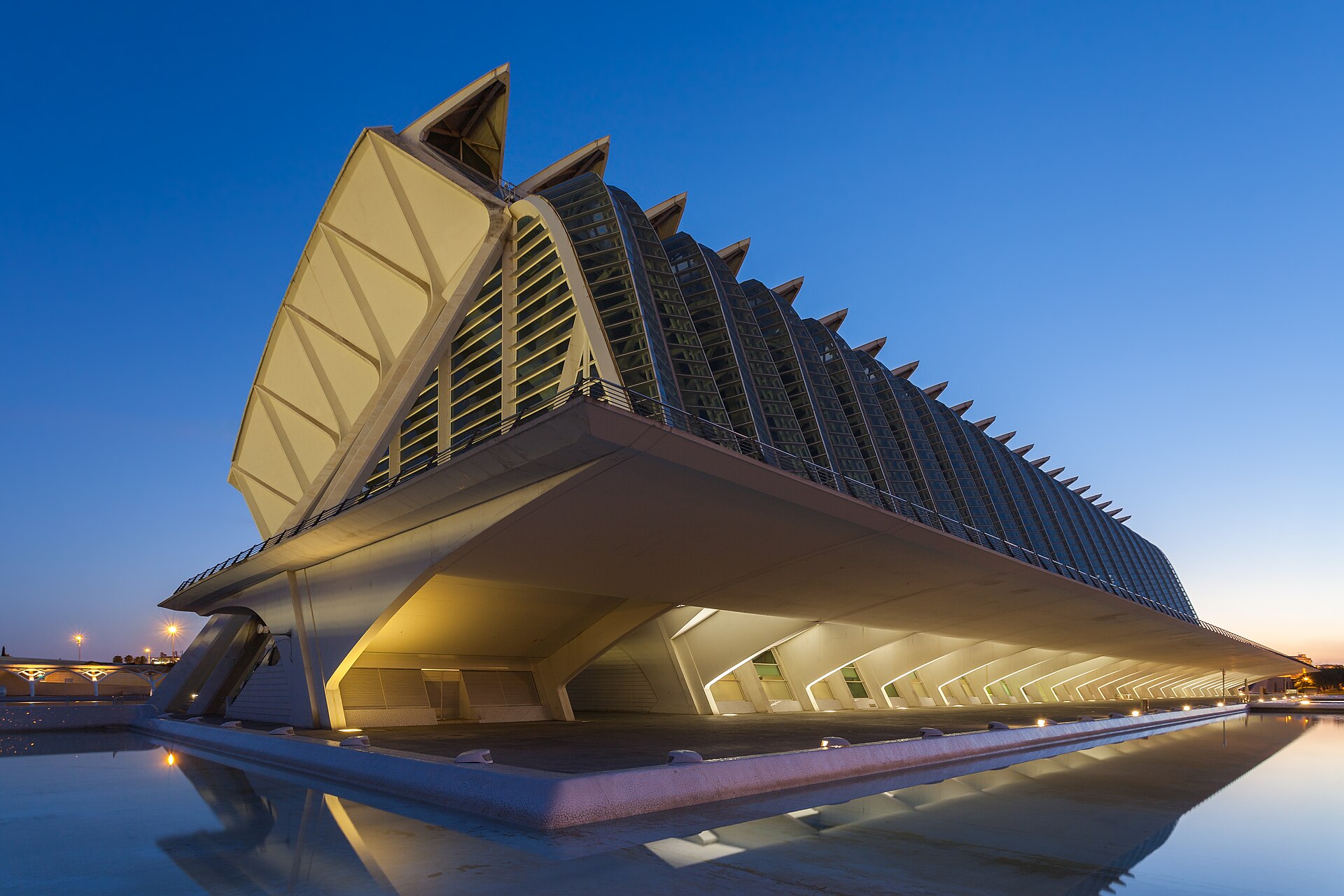 Captura durante la hora azul del Museo Príncipe Felipe, enclavado en la Ciudad de las Artes y las Ciencias, Valencia, España. El museo, de una superficie de 40.000 m2 se inauguró el 13 de noviembre de 2000 y fue diseñado por Santiago Calatrava.