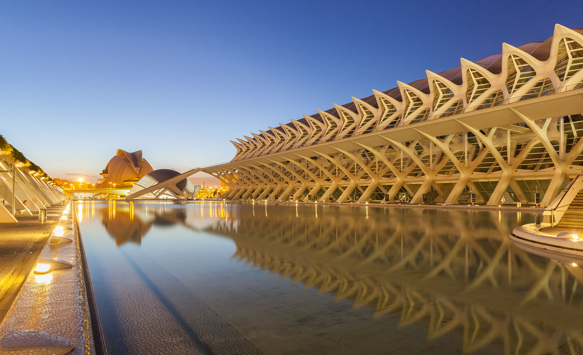 Captura durante la hora azul del Museo Príncipe Felipe (derecha) con El Hemisférico (en el fondo), enclavados en la Ciudad de las Artes y las Ciencias, Valencia, España. El museo, de una superficie de 40.000 m2 se inauguró el 13 de noviembre de 2000 y fue diseñado por Santiago Calatrava.