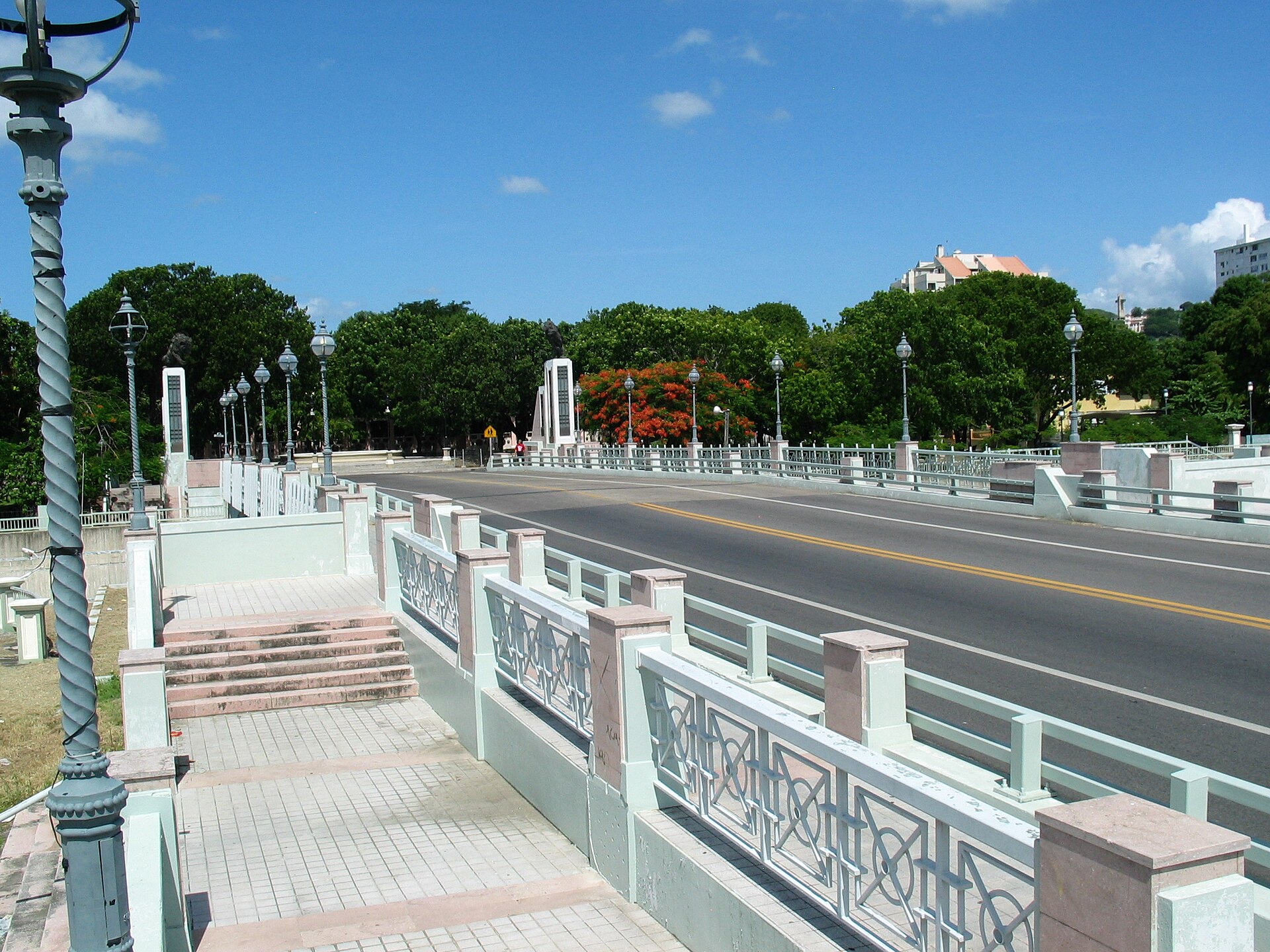 Puente de los Leones en Ponce, PR, mirando hacia el oeste desde el Barrio San Anton hacia Barrio Tercero (IMG 3321)