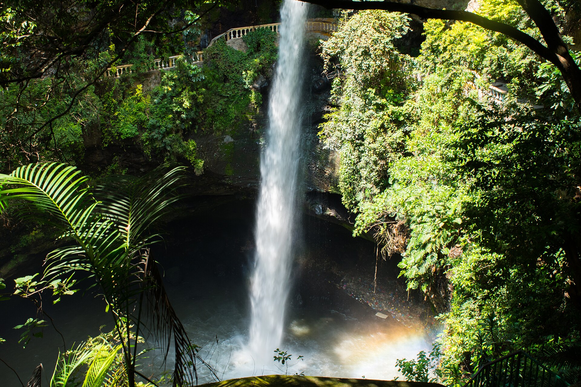 Cascada Salto de San Antón, ubicada en el barrio de San Antón, Cuernavaca, Morelos. Una escalinata permite admirar la cascada desde diferentes ángulos, así como la vegetación y fauna de la región.