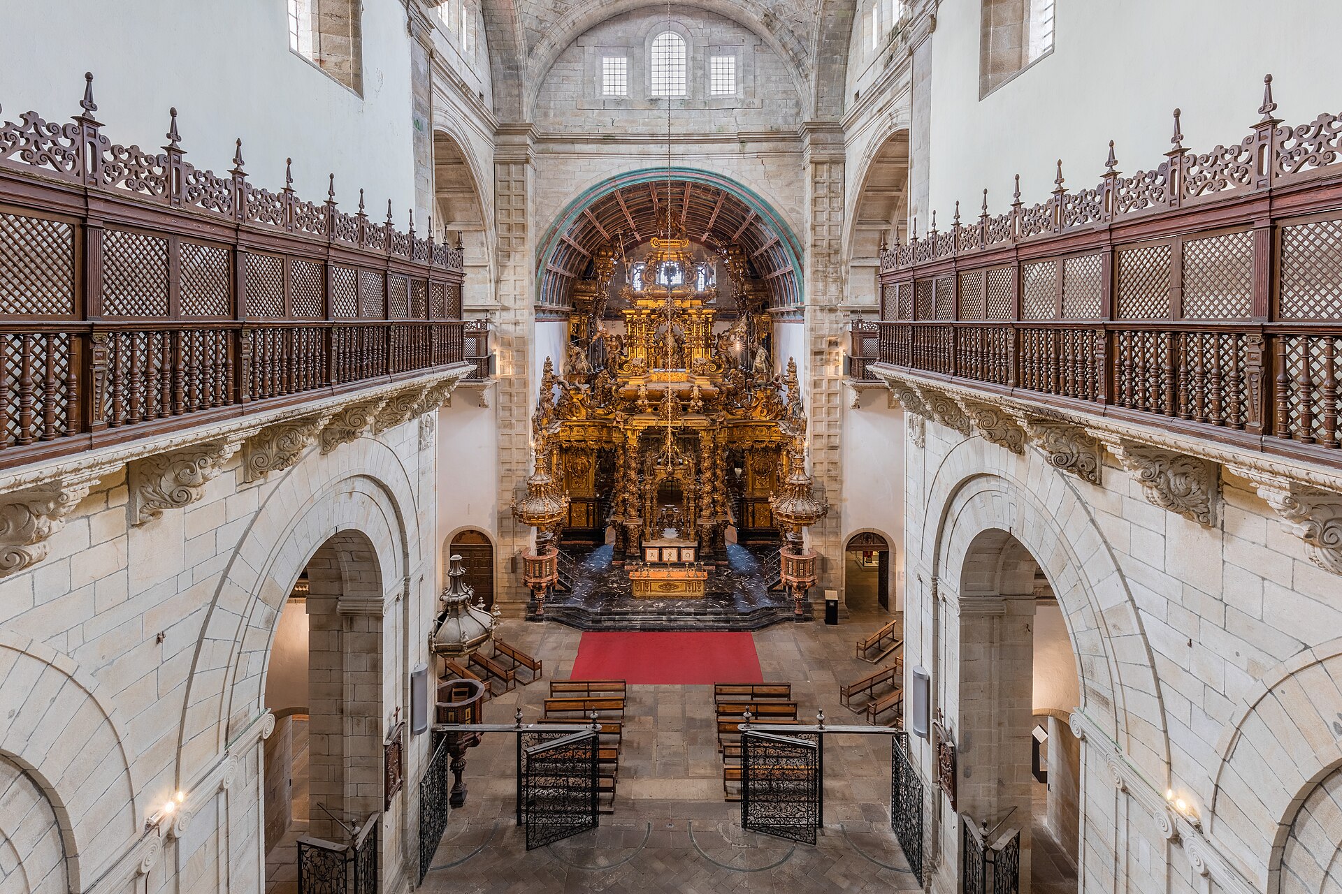 Vista de la nave principal de la iglesia del monasterio de San Martiño Pinario, Santiago de Compostela, Galicia, España. El templo, obra de Mateo López and González de Araújo, Bartolomé Fernández Lechuga y José de Peña y Toro, se finalizó en 1652. La joya de la iglesia es el trabajado retablo, el de mayor tamaño obra de Fernando de Casas Novoa y de estilo barroco.
