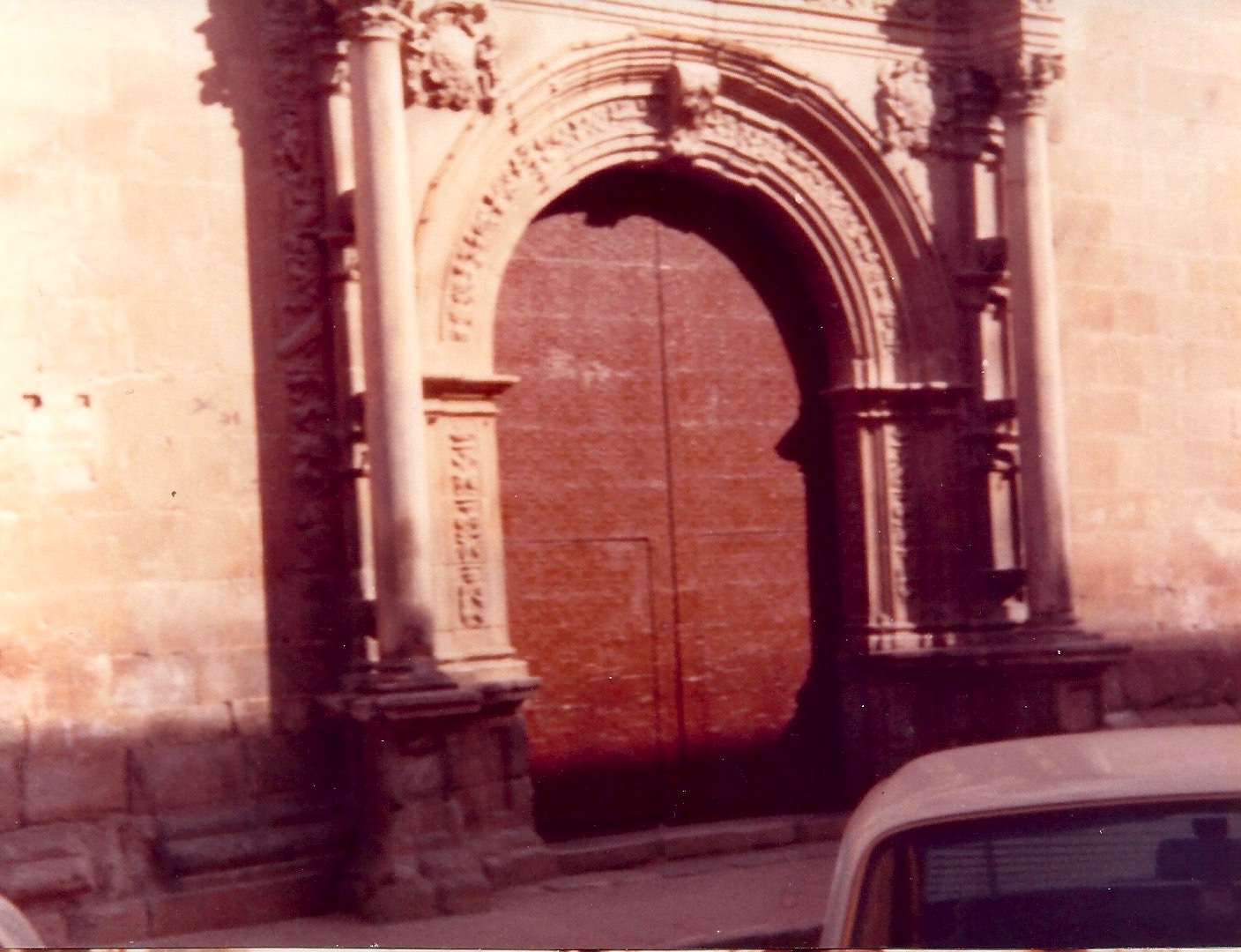 Un portal del convento de Santo Domingo de Orihuela. Abril 1983