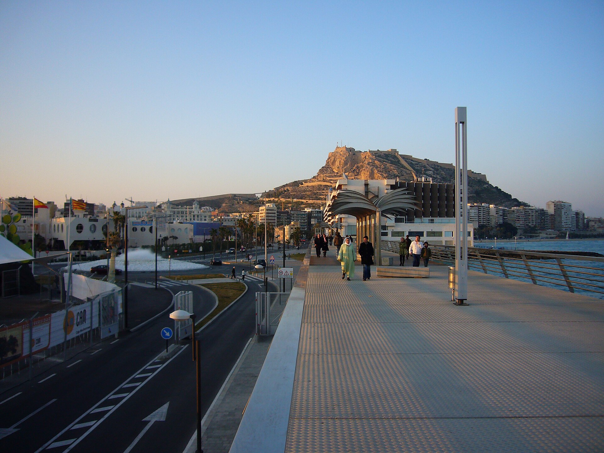 Pasarela Puerto de Alicante con el castillo Santa Bárbara de fondo