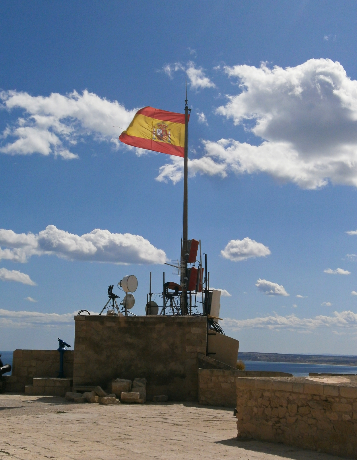 Bandera de España en el Castillo de Santa Bárbara, Alicante, España.