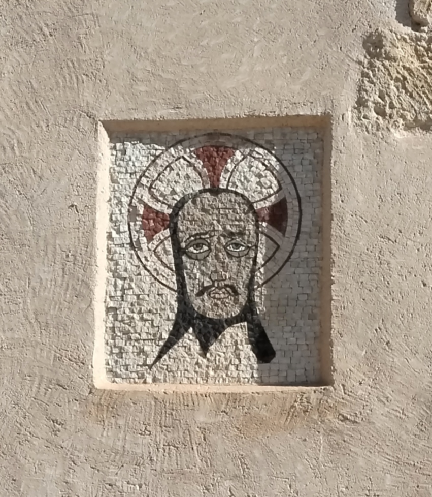 Mosaico de la Santa Faz realizado por el artista alicantino Gastón Castelló. Se encuentra encima de una de las puertas de entrada junto a la torre de Santa Catalina en el castillo de Santa Bárbara, Alicante.