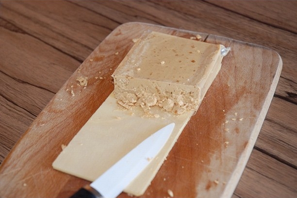 Corte de turrón de Jijona.