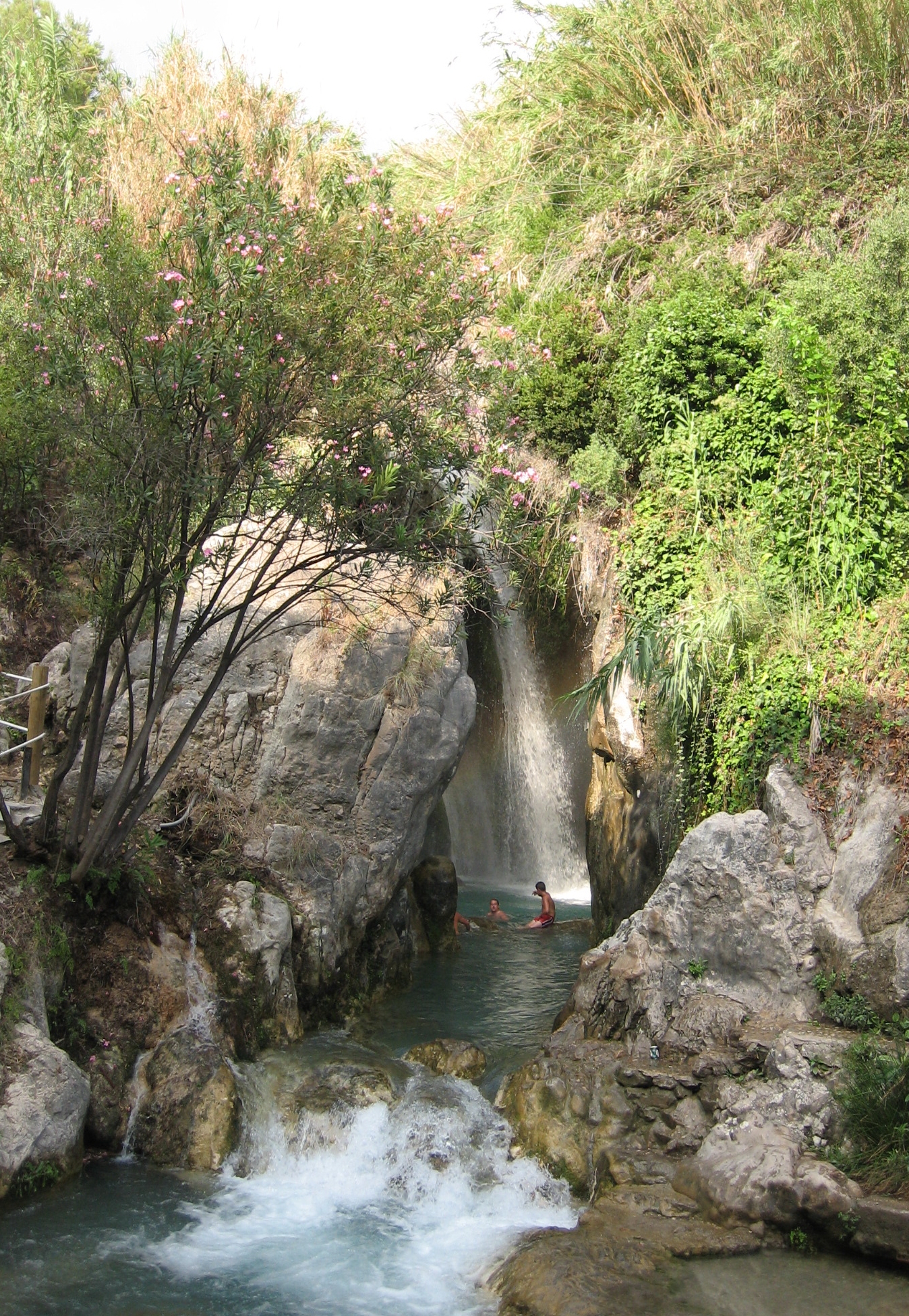Cascada de las Fuentes del Algar, espacio recreativo situado en el nacimiento del río Algar, que presenta numerosos saltos de agua. Se encuentran en el término de Callosa de Ensarriá, en la provincia de Alicante (España).