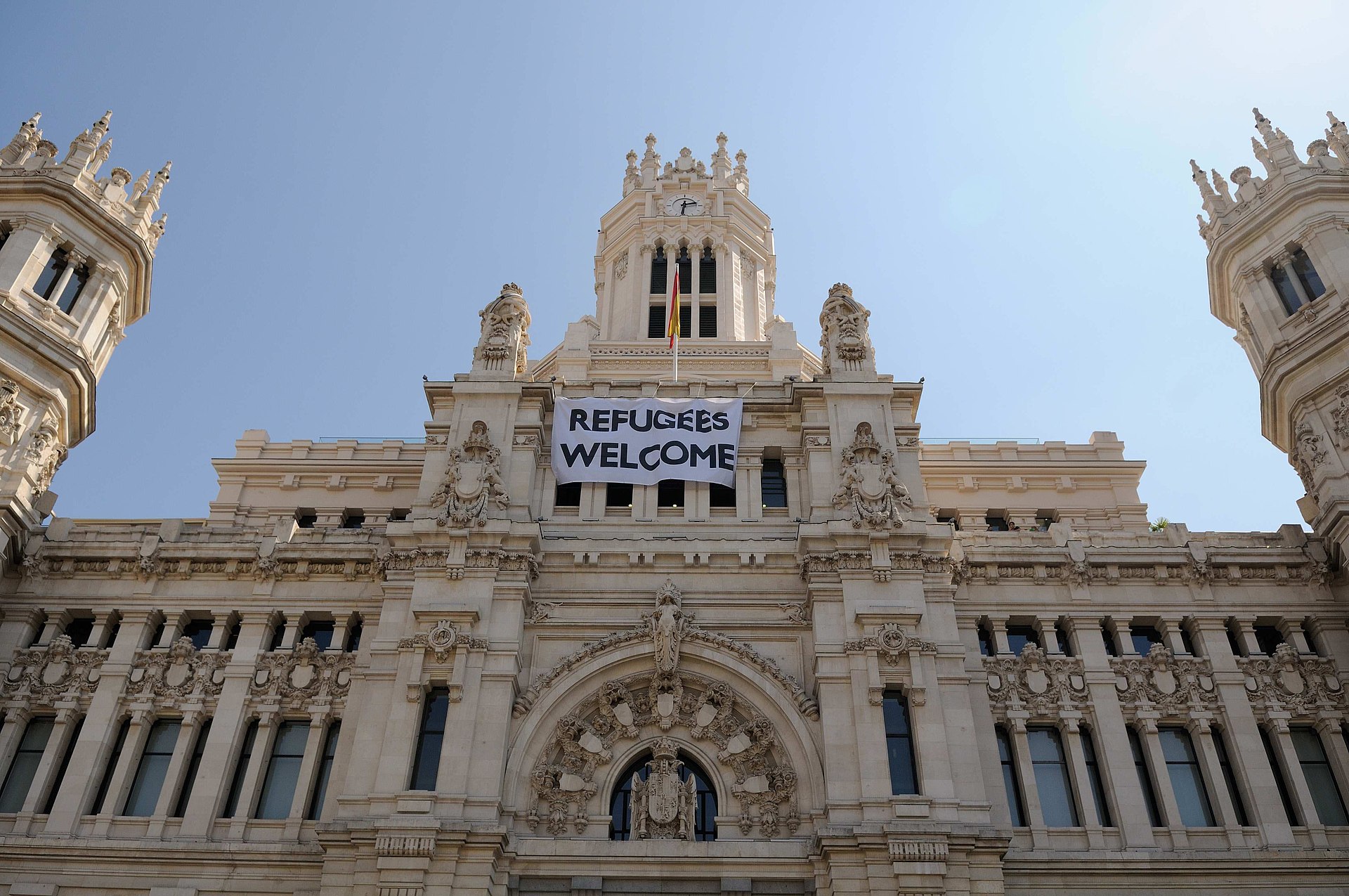 La alcaldesa de Madrid, Manuela Carmena, se reunirá mañana sábado en Roma con alcaldes y concejales de las ciudades italianas de Milán, Nápoles, Bolonia, Siracusa, Latina y Palermo para tratar el cierre de los puertos europeos del Mediterráneo a los migrantes y el bloqueo de las embarcaciones de rescate de diferentes ONG. También participará en la reunión la alcaldesa de Barcelona, Ada Colau, el alcalde de Zaragoza, Pedro Santisteve, el director de Open Arms, Oscar Camps, así como representantes