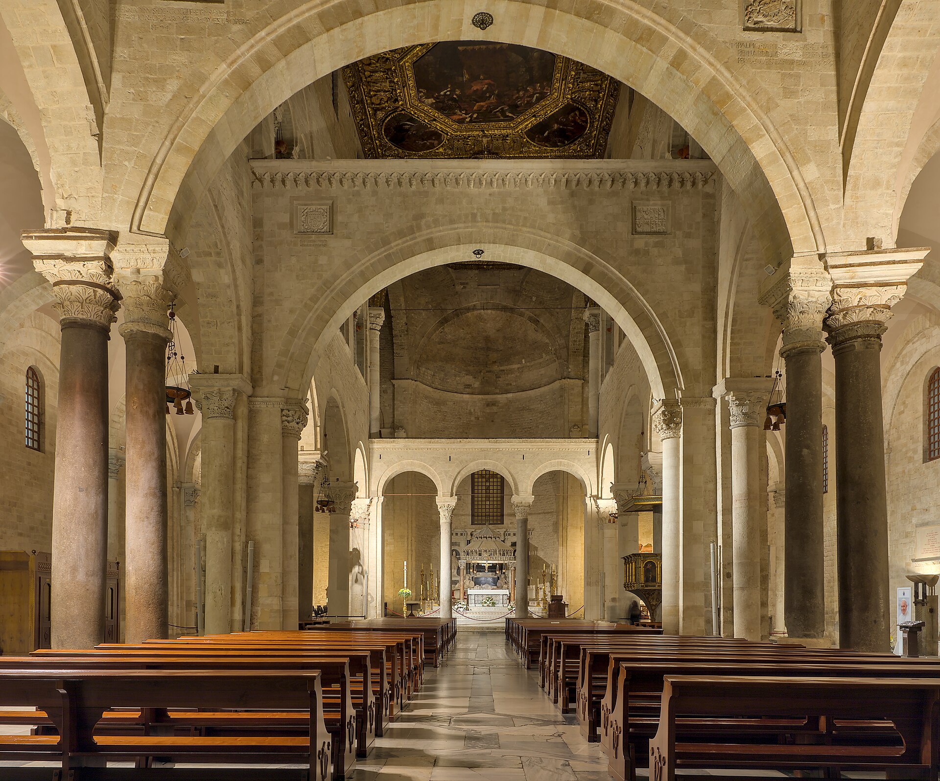 Bari (Apulia, Italy) - Saint Nicholas basilica - The nave