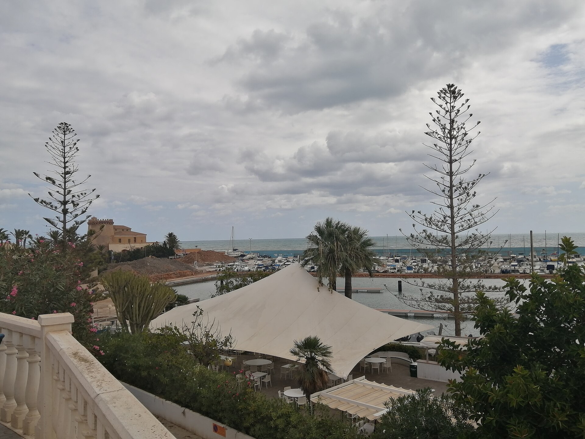 Club náutico de Torre de la Horadada (Alicante, España). A la izquierda, la torre vigía de la Horadada.