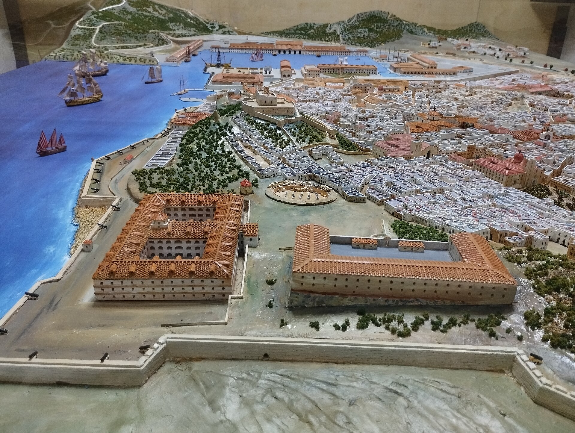 La maqueta de Cartagena y su Arsenal durante el siglo XVIII fue un proyecto de reconstrucción histórica acometido entre 2015 y 2017 por los ingenieros jubilados José Palencia Anaya, Juan Luis Torras Sánchez, José Luis García Galán, José del Pino Arabolaza y Juan Gris Sánchez, con la colaboración del profesor de historia jubilado José Antonio de las Heras Millán.
En la fotografía se muestra una vista del Hospital de Marina, el Cuartel de Antigones y el anfiteatro desde el oeste.