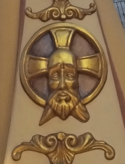 Detalle de la Santa Faz de Alicante en el Ángel Gigante de la plaza de San Cristóbal, Alicante.