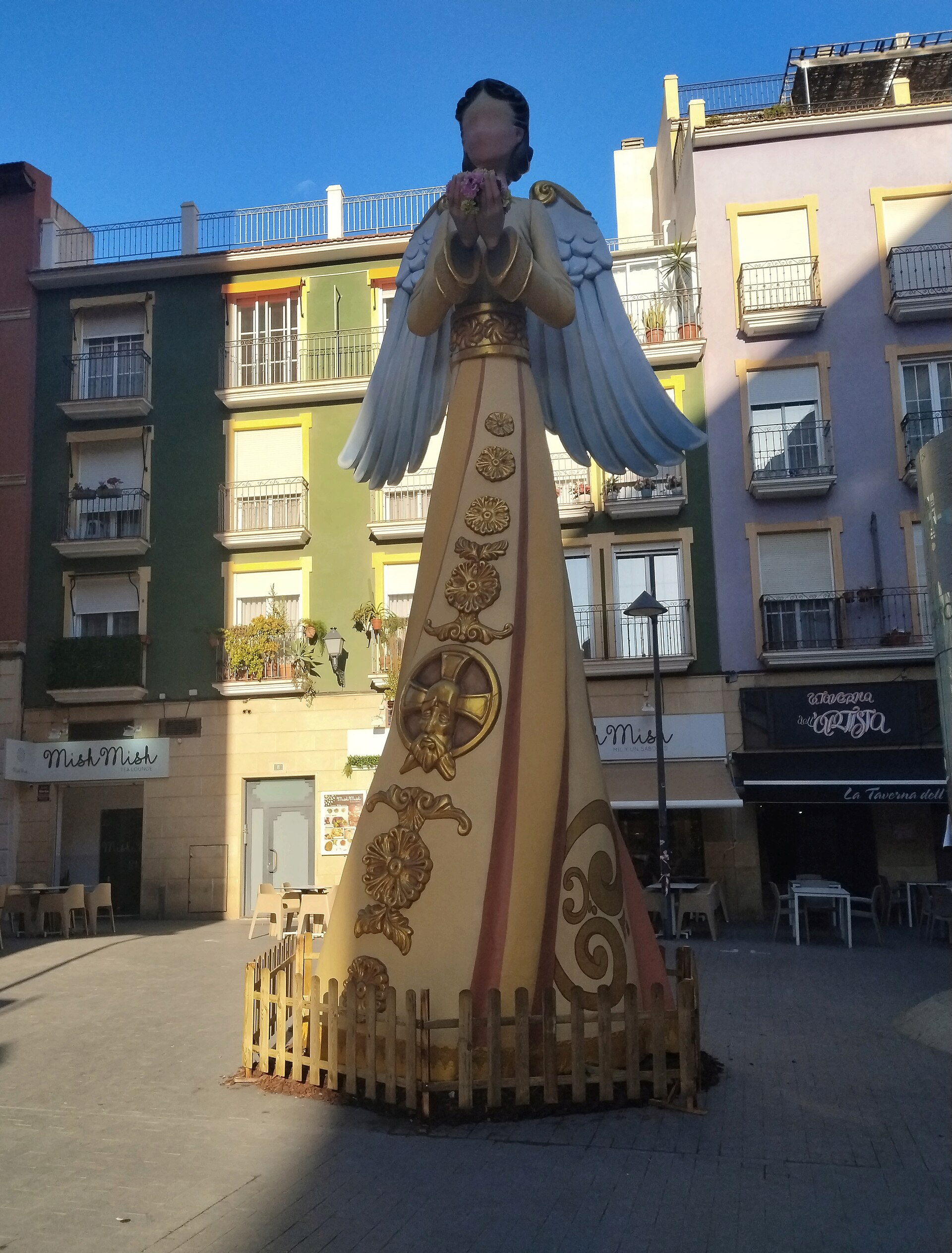Ángel gigante de la plaza de San Cristóbal, Alicante. Son un conjunto de seis ángeles colocados por el ayuntamiento por Navidad en varios puntos de la ciudad, cada uno con diferentes temáticas y estilos  alicantinos en sus vestimentas. El de la plaza de San Cristóbal muestra motivos de la Santa Faz.
