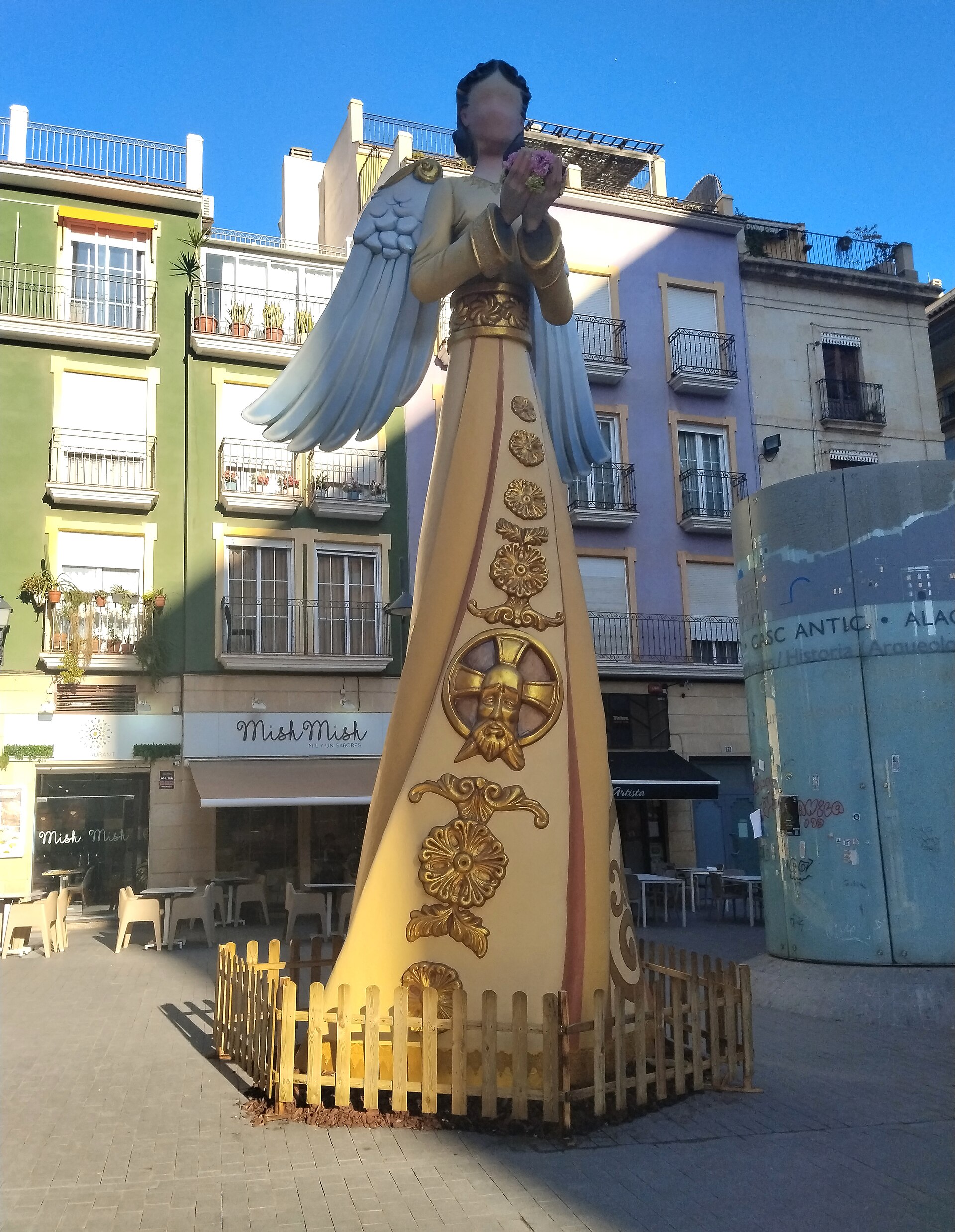 Ángel gigante de la plaza de San Cristóbal, Alicante. Son un conjunto de seis ángeles colocados por el ayuntamiento por Navidad en varios puntos de la ciudad, cada uno con diferentes temáticas y estilos  alicantinos en sus vestimentas. El de la plaza de San Cristóbal muestra motivos de la Santa Faz.