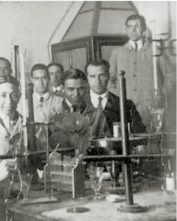 Germán Bernécer Tormo en el laboratorio de física de Alicante