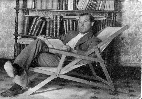 Germán Bernácer Tormo en su despacho de la Playa de San Juan (Alicante)